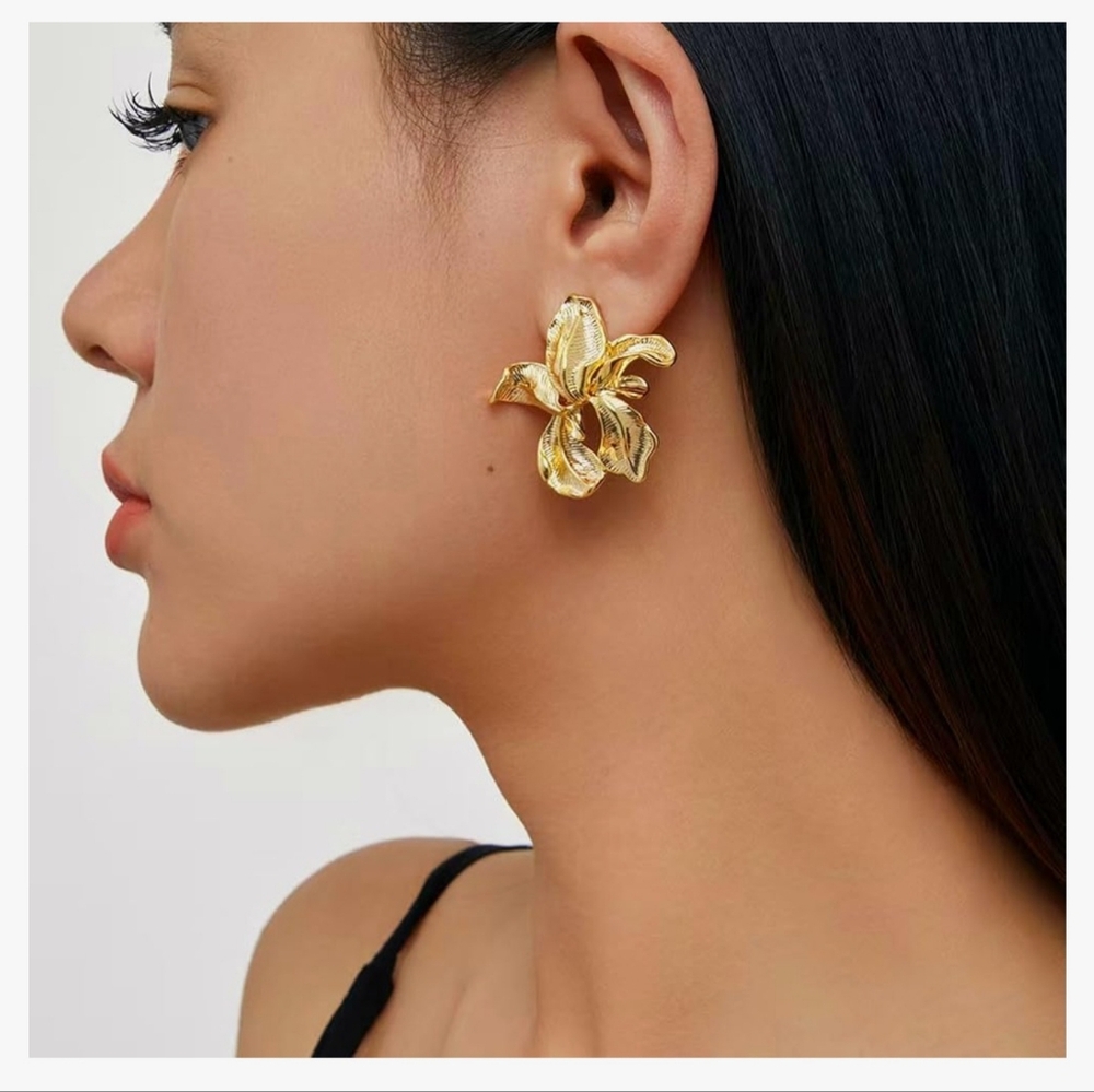 Gold Floral Earrings